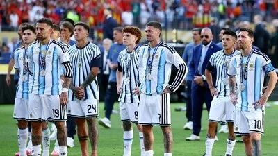 Argentina players turn their backs on Spain during World Cup trophy presentation: